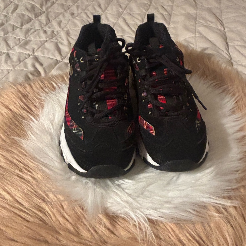 Skechers Black and Red Woman Sneakers.